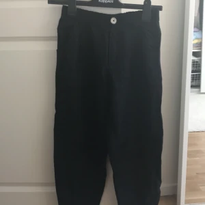  Zara svart linnebyxa stl 164 - En helt ny, fin, svartlinnebyxa som jag inte fått användning för. Den passar perfekt om du är runt 164💘