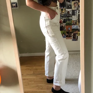 Vita jeans med cool detalj - Ett par snygga vita jeans i storlek S men snarare med passformen XS. Använda fåtal gånger! De sitter tajtare än storlek S tycker jag, och är snarare 34 eller XS <3