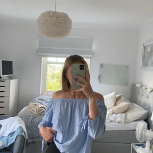 Blus - Söt blå rutig blus med detaljer på armarna.