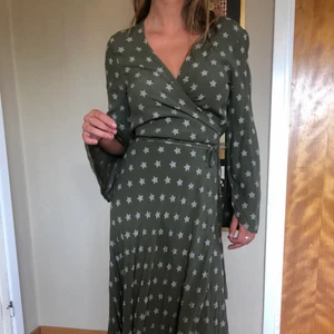 Lång klänning - Grön omlott långklänning med silvriga stjärnor