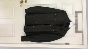 Grön bondelid jacka strl L - Använd ett par gånger men ändå i väldigt bra skick. Mer av en höst/ vår jacka. Frakt ingår ej, samt priset går att diskutera. 