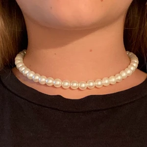 Pärlhalsband 😩 - 3 jätte fina vita pärlhalsband med silver detaljer och karbinhake,  skriv privat vid intresse eller om du vill ha fler bilder❤️ ❌ finns bara utan silver detaljer och alltså inte med kedja❌