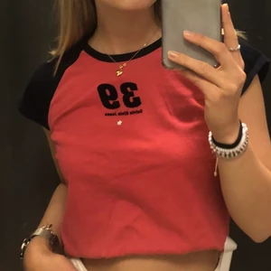 Vintage Calvin Klein t-shirt - Intressekoll på denna äkta Calvin Klein tröja, storlek XS/S. Har vikt upp den på första bilden men den går nedanför naveln ungefär. 