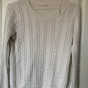Kabel stickad tröja  - Kabel stickad tröja, 2 år gammal. Väldigt snygg 