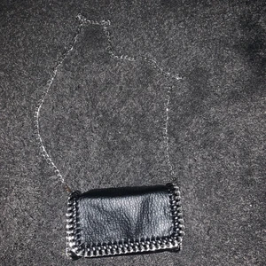 väska - En jättefin liten väska som är bra nu till sommaren och som funkar med allt. Jag säljer den då jag har flera andra väskor och denna inte får någon användning längre. Den är i princip i nyskick och köptes för 500kr. 