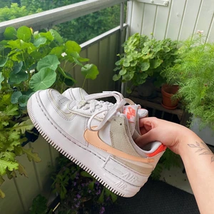 Nike shadow 💗 Som nya!! - VILL BLI AV MED DESSA ASAP! Som nya!! Inköpta för någon månad sen, men kommer inte till så mycket användning! STORLEK 36!! Har tagit väldigt bra hand om dem! Kan även rengöra skorna och snörena innan dem skickas iväg!! Köptes för 1399kr, säljer för 600kr. Inklusive frakt!💗💗 Kan sänka till 550kr inklusive frakt vid snabb affär🥰⚡️ Kan även mötas i Sthlm 