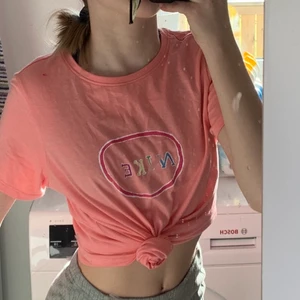 Nike t-shirt  - Fin Nike t-shirt som jag målat själv. Det går att tvätta den men då på en låg tempratur.💕🍄🌳🌳
