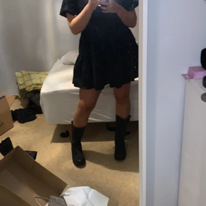 Boots med nitar - Snygga boots med nitar, okänt märke. Skorna är i använt men fint skick. Storlek 39 men passar 38 också! Hör av er vid frågor