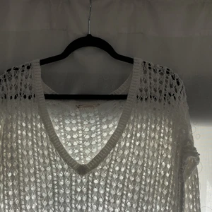 Löst stickad tröja - Löst vit stickad tröja, storlek L