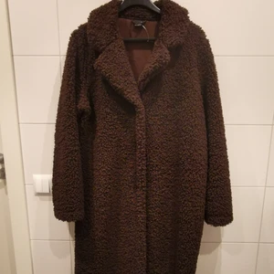 Brun kappa  - Brun, fluffig kappa från Gina Tricot i XL. Stor, bekväm och skön 🐻 💕Frakt tillkommer 💌