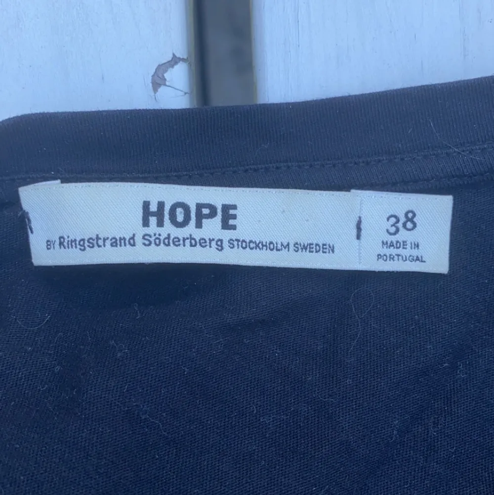 Säljer denna JÄTTE snygga Hope t shirten med tryck på😍😍 Storlek 38😚 Superbra skick, ganska stor i kragen men gör inte så mycket😜💕💕. T-shirts.