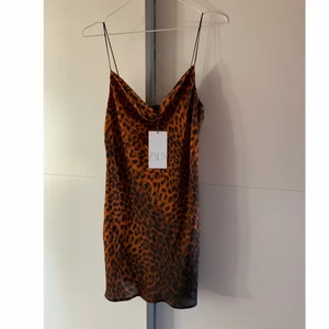 Leopard klänning- Zara - Aldrig använd- Prislappen finns kvar