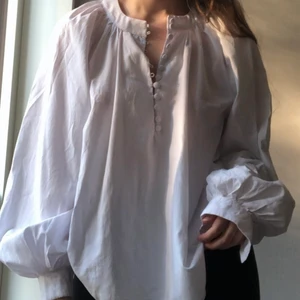 blus NAKD - superfin blus från NA-KD, använd 1 gång så perfekt skick! Strl 34 men sitter oversized på mig som vanligtvis har S.