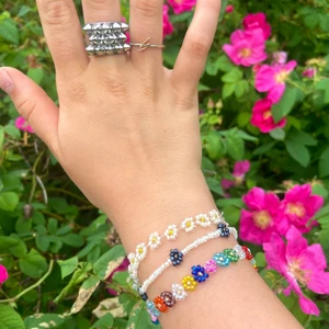 Egengjort armband - Så fint egengjort somrigt armband med små söta vita blommar och spänne💕 Priset är exklusive frakt🌟