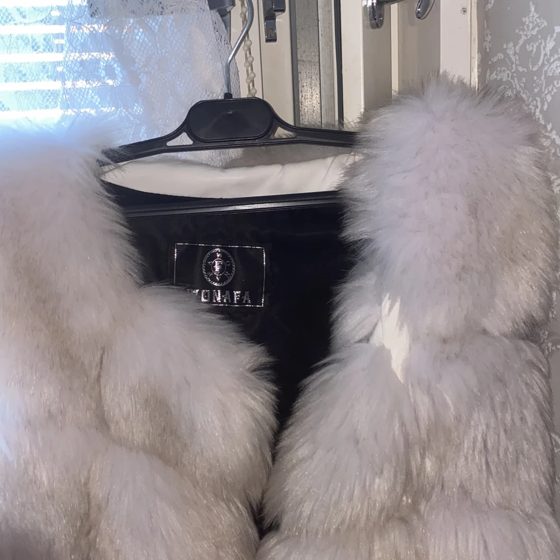 Vit pälsväst storlek M  - 90