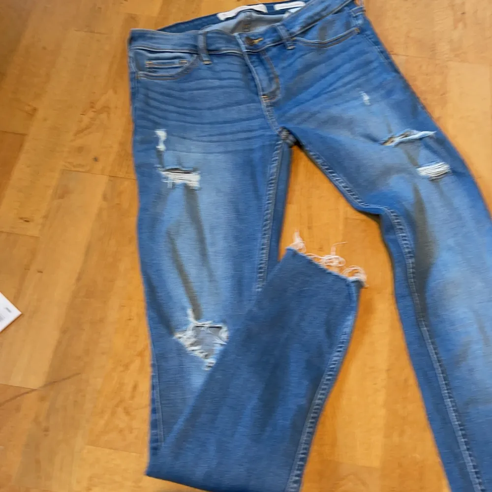 Ett par ljusblåa hollister jeans . Jeans & Byxor.