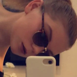 Solglasögon  - Ett par bruna solglasögon från ginatricot. Dom är använda ett par gånger och är i ett acceptabelt skick. 30kr +24kr frakt