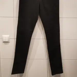 Svarta jeans från H&M i storlek 30/32. Högmidja och skinny. Ej använda 🖤✨ Gratis frakt 💌