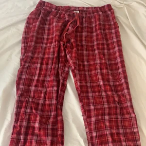 Röda Rutiga pyjamasbyxor  - Röda rutiga trendiga pyjamasbyxor i storlek L men passar bra som M och XL dessa är i jättebra skick💞💞