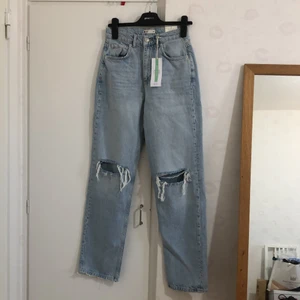 90s high waist jeans - 90s high waist jeans i färgen lt blue destroy. Från ginatricot. Helt nya och oanvända, prislappen kvar. Storlek 36 vilket är S. Orginalpriset är 599kr men mitt pris är 450-400.Kan tänka mig gå ner till 320