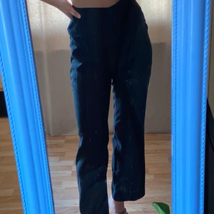 Kostymbyxor - Svarta kostymbyxor i fin kvalité. Svagt pressveck fram och bak på plagget. Hällor för skärp. Jag på bilden är 168 cm lång.