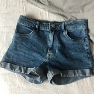 Hm shorts - Ett par mörkblåa shorts i mindre storlek.💕🦋