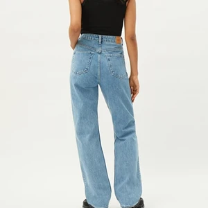 Weekday rowe jeans - Säljer pga att jag inte passar i dom längre, dom är i bra skick. Nypris 400kr och säljer för 250kr, frakt ingår där
