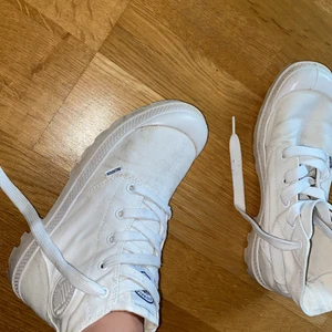 Skor - Dessa är använda men i hållbart skick. 🥳