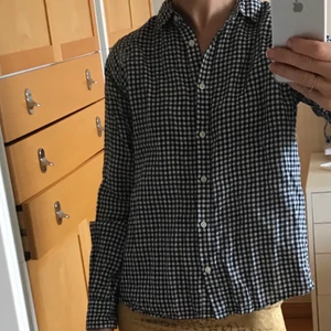 Rutig linneskjorta från Uniqlo XS - Mörkblå- och vitrutig skjorta från Uniqlo. (Väldigt mörkt blå, nästan svart.) Storlek XS. Material: linne. Kan hämtas upp i Sthlm eller skickas mot fraktavgift