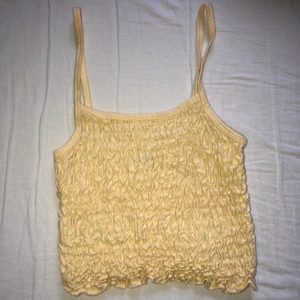 Gult linne - Gult linne från Gina tricot i materialet ”smock”, det sitter väldigt skönt men följer endå kroppen💛