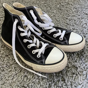 Svarta Converse! - Svarta converse nästan i nyskick! Hur fina som helst i storlek 37. Nästan i nyskick!! Säljer då dem är för små för mig :( 