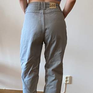 Klassiska ljusa jeans i mkt bra kvalitet. Har använts men är egentligen för stora till mig. Bra skick.