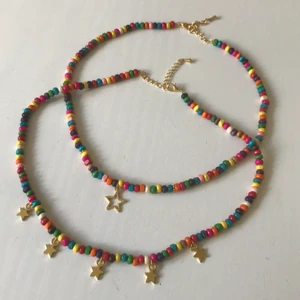 Färgglada pärlhalsband med stjärnor⭐️ - Jag gör dessa pärlhalsband själv och tänkte kolla instresset här på Plick💞59kr/styck självklart kan man välja berlockerna och längden på halsbandet. Längden är dock justerbart och tråden är elastisk💗 frakt tillkommer på 24kr(ej spårbart) om man inte vill hämta i Täby, samfraktar gärna om man vill köpa mer av det jag säljer🥰 går säkert att ordna armband och ringar om man är intresserad. Tveka inte att kontakta mig vid frågor😊