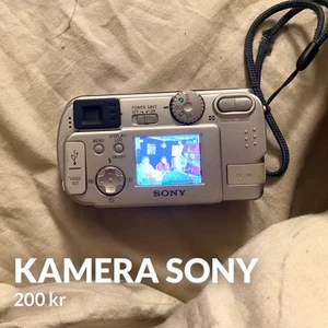 Sony cyber shot 2.0 mega pixels kamera  - Sony cyber shot 2.0 mega pixels kamera. Fungerar hur bra som helst. Man får jätte fina bilder och man kan även få till ”asthetic” liknande bilder😍fraktar varsamt och köparen står för frakten. Blir det fler intresserad så blir det budgivning.