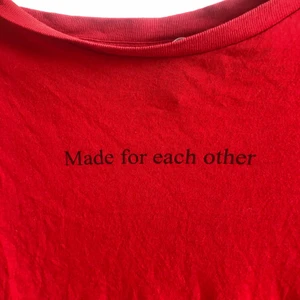 Röd croppad t-shirt med text från H&M stl. S - Se ovan