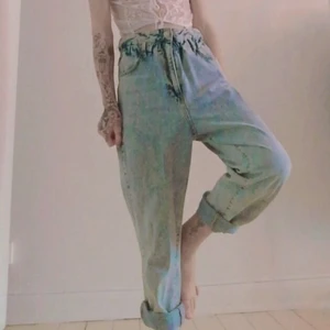 Blekta mom-jeans highwaist - Blekta mom-jeans från —-! Säljer pga att de aldrig kommer till användning längre. Blekmedlet de är blekta med kan lukta lite kemikaliskt när de legat vikta i garderoben ett tag. Det försvinner självklart med en tvätt. Storlek 40 - 70kr plus frakt! 