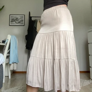 Beige kjol - Sååå fin beige kjol som tyvärr har blivit för liten! Den är i ett tunt (men INTE genomskinligt) tyg, perfekt kjol för en varm sommardag❣️ Kjolen har resår i midjan. färgen varierar lite beroende på ljus, vilket oxå syns på bilderna. Jag kan såklart skicka fler bilder om det önskas, och hör gärna av dig om du har andra frågor🤎🤎🤎 budgivning på denna, startar från 70! Buda upp med minst 10kr! Köparen står för frakten 57kr