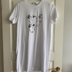 T-shirt klänning från NAKD säljes! - Prislapp kvar. 