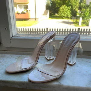 Genomskinliga klackar - Köpte av en annan tjej på Plick men kom tyvärr inte till användning för mig, superbekväma trots hög klack. Syns att dom är lite använda sen innan på sulan men annars i jättebra skick. Frakt ingår i priset☺️