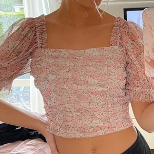 Topp - Fin sommartopp använd 1 gång förra sommaren!storlke 40  men skulle säga att den mer är som 36/38