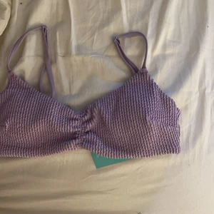 Bikini - Säljer denna helt oanvända fina bikini från hm. Säljer pga var för liten för mig och glömde skicka tillbaka, prislapp kvar.