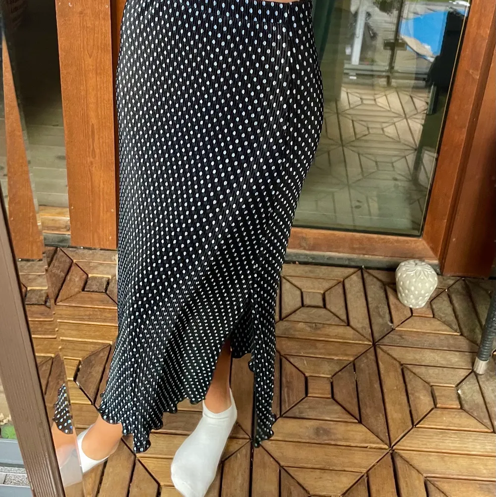 Lång & plisserad kjol från asos (eg. Pull and bear) med slits på båda sidorna, så fin!! 🖤💙 obs den är svart o ljusblå , vilket inte syns så bra på bilderna <3. Kjolar.