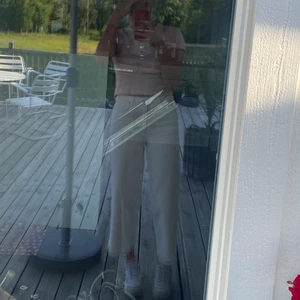 Gräddvita jeans - Jeans som är luftiga och sjukt bekväma, har glömt av att ja köpt dom så de är så gott som nya. Köparen står för frakten☀️