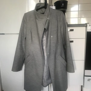Grå kappa - Fin kappa som använts allt för lite.. super fin och i bra skick. 