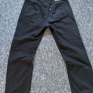 levis 751 - säljer dessa jättefina levis jeans för de har blivit för små. sitter lite tajtare vid rumpan o mer ”baggy” ner mot benen.           köparen står för frakten!