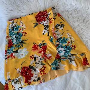 Jag säljer denna jätte fina och somriga kjol ifrån Gina tricot i storlek S. Den är använd men ser ut som helt ny. Jag säljer den för 80 kr + 50 kr frakt. Hör av dig vid intresse💛💫                                                     (Köparen står för frakten)