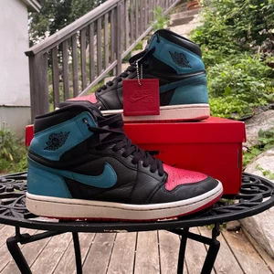 Jordan 1 High OG ”Unc - Chicago” - Säljer dessa fina höga jordans i storlek 42! Anledningen till att jag säljer dessa är för att jag växt ur de 💕 Skorna är köpta hos @Soleplus på instagram och är självklart äkta! ✨💖 