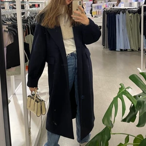 Kappa - Skitsnygg höstkappa i marinblått! Använt max 5 gånger så den är i väldigt bra skick! Nypris: 699kr