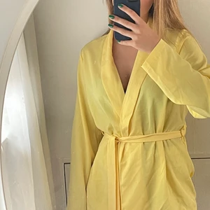 Gul Blazer - En gul blazer med knytte i midjan i s. Det funkar att ta bort bandet och ha ett litet linne under! Super fin till sommarn! Säljer den då den inte kommer till användning längre 🌸