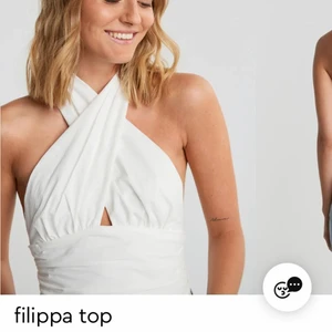 Halternecktopp - Superfin halternecktopp från Gina. Den är aldrig använd (förutom på bilden) med prislappen kvar. Säljer pga den inte riktigt är min stil. Den är stretchig och passar nog både en mindre och en större strlk💚